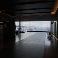 広々としたロビーとフロント