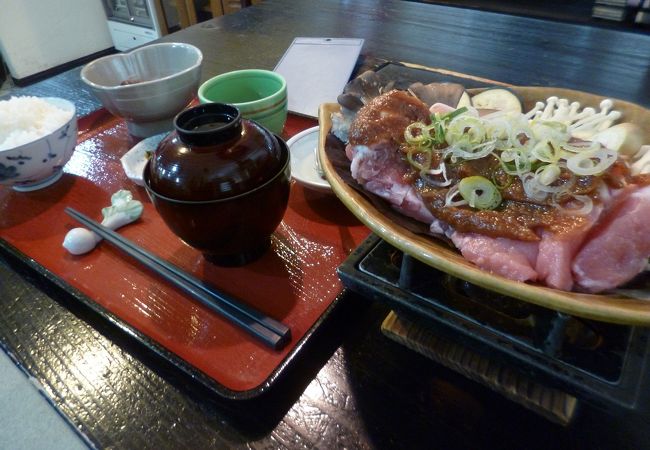 温泉街の食事処