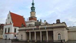 旧市庁舎の並びの建物