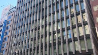 新橋駅からすぐのビル