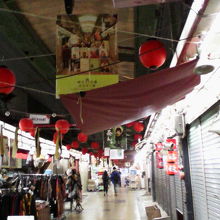 祭りのような提灯がシャッター街に活気を出してました