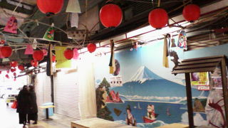 祭り提灯や壁画などでシャッター街に不思議な魅力が出てました