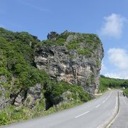 巨岩もすごいけど手前の海にも注目