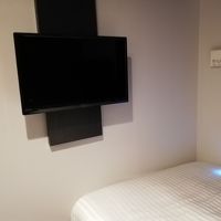 ベッド足元にテレビ