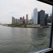 船内からマンハッタン側の風景