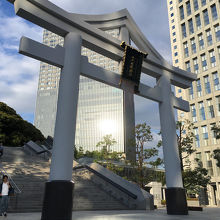 神社の南西に建つ白い大鳥居