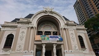 繊細な装飾と彫像が美しい