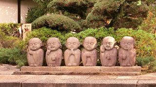 かわいい地蔵様がたくさんあります