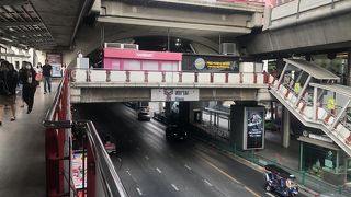 チットロム駅からの乗り換えは不便
