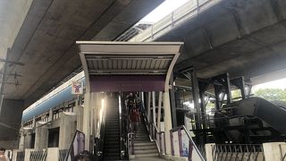 チャオプラヤ川の船の乗り場がすぐです