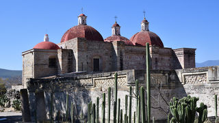 遺跡の一部の上にスペイン人が教会を建造した