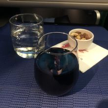 離陸して最初のドリンクサービス。