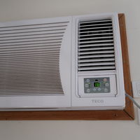 エアコン　ルームキーを挿入