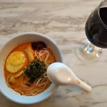 手造りラクサ＆赤ワインです。