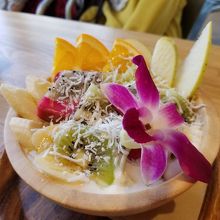 フルーツボウルはヨーグルトかアイスか選べました