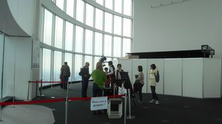 2階分吹き抜けで天井が高く、窓も広い。電車が走るのを見られないのが残念