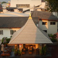 バルコニーからプールのハウスが見えます。