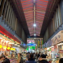 地元の方々、観光客でいつも賑わう。