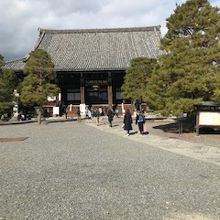 清凉寺本堂と境内