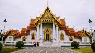 オレンジ色の屋根が綺麗な寺院