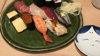 立ち食い寿司もあります。