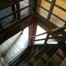 急な階段は6階まで続く