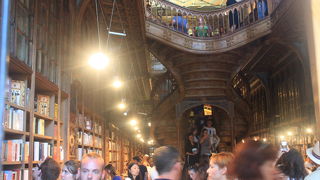 入館には別建物でチケット購入が必要