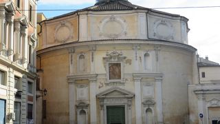 円形の小さな教会・・・