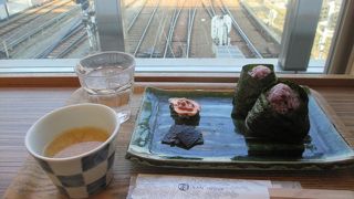 線路の真上で朝ごはん