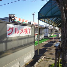 屋外にあるグルメ横丁