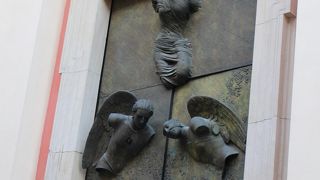 聖ヨハネ大聖堂のすぐ左隣