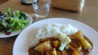 小さな田んぼが目の前にある静かなカフェ