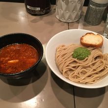 エビ風味のトマトつけ麺