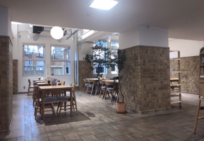 歴史的建築ゆかしの杜１階にある八芳園プロデュースオーガニックカフェレストラン