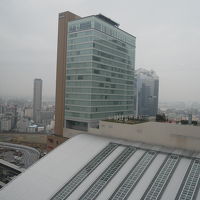部屋の窓は大きくて真下にJR大阪駅の屋根が見えます。