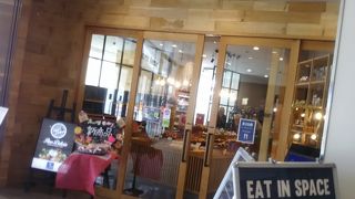 改札同じフロアにあるベーカリーショップ