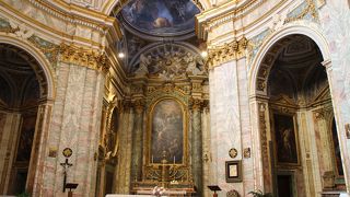 白とピンクの可愛い内装