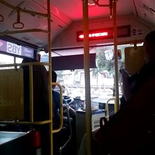 バスの前方から乗り込み。料金を払う