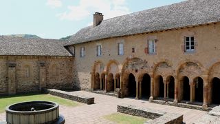 宝物館には「黄金の聖女像」が。