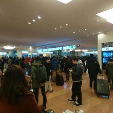 鉄道への連絡通路は大混雑