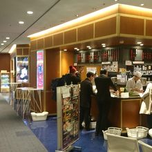 朝から搭乗前に生ビールに鮨