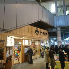 狭いホームに意外な立ち食いそば屋