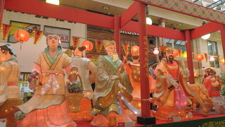 ランタンに彩られた活気ある商店街