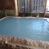 内湯,析出物が綺麗な模様のようになっていて見事でした。
