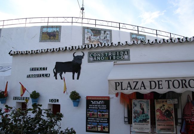 １９００年に完成したスペイン最小の闘牛場、冬季闘牛はオフシーズンです。