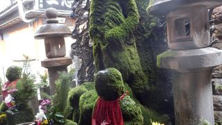 お地蔵さん全身か苔で覆われています