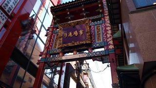 通りの両端に二基。