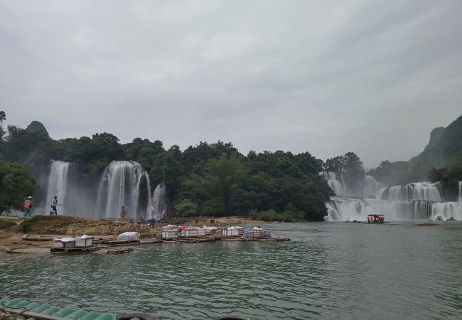 ベトナムと中国の国境にある滝