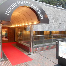 青山通りから直接に入れるエントランス