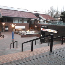 区画全体はシーアイプラザと呼ばれ、飲食店舗など